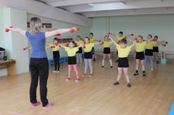 В отдельном помещении ДОУ оборудован физкультурный зал, в котором проводятся
утренняя гимнастика, НОД, физкультурно - оздоровительные досуги, праздники и
развлечения.
 В зале имеется стандартное и нестандартное оборудование и спортивный инвентарь,
необходимые для ведения физкультурно-оздоровительной работы: физкультурное
оборудование - гимнастическая стенка, гимнастические доски, гимнастические скамейки,
мишени разных типов, стойки и планки для прыжков; спортивный инвентарь - мячи, мешки
с песком, обручи, ленточки, палки гимнастические, кубики, погремушки, шнуры, скакалки,
следовые и массажные дорожки и др.
 Оборудование и инвентарь соответствует правилам охраны жизни и здоровья детей,
требованиям гигиены и эстетики, СанПиН. Размеры и конструкции оборудования и пособий
отвечают анатомо - физиологическим особенностям детей, их возрасту.
№ п/п Спортивный объект Функциональное назначение
1. Спортивный зал Используется для проведения физкультурных
занятий физической культурой, утренней гимнастики
с детьми младшего, среднего и старшего
дошкольного возраста, развлечений, связанных с
двигательной активностью детей всех возрастных
групп
2. Спортивная площадка Используется для занятий физической культурой,
проведения гимнастики, спортивных праздников,
досугов и развлечений на улице